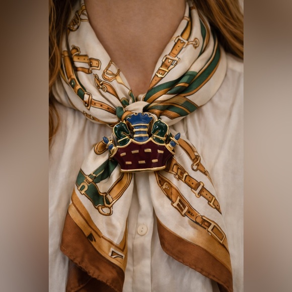 Vintage MJENT Chess Brooch 1970s Enamel Castle Knight Pin - Picture 2 of 6